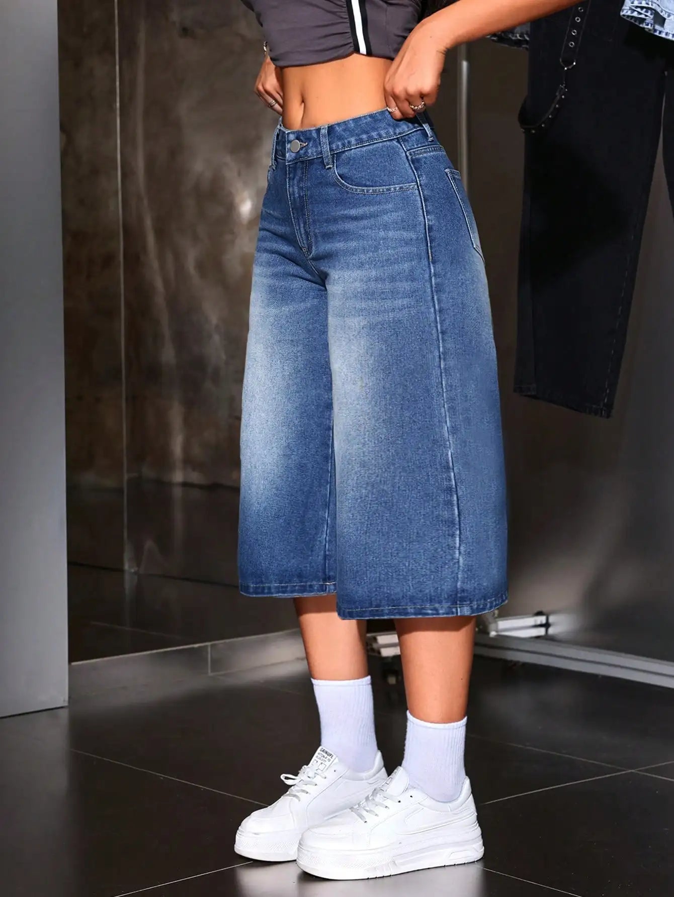 American Retro Hot Girl Style Distressed Fleece Hem Jeans Mid-Thigh Pants, Must-Have Streetwear, High Waist Loose-Fitting Casual