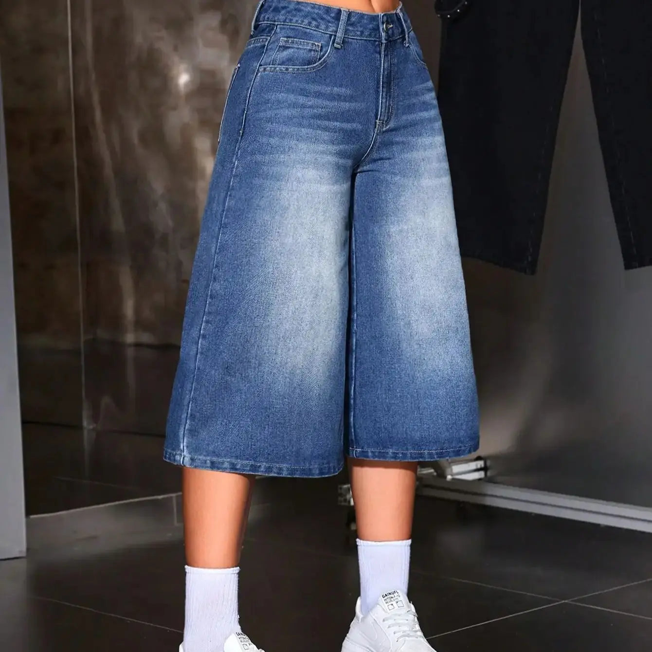 American Retro Hot Girl Style Distressed Fleece Hem Jeans Mid-Thigh Pants, Must-Have Streetwear, High Waist Loose-Fitting Casual