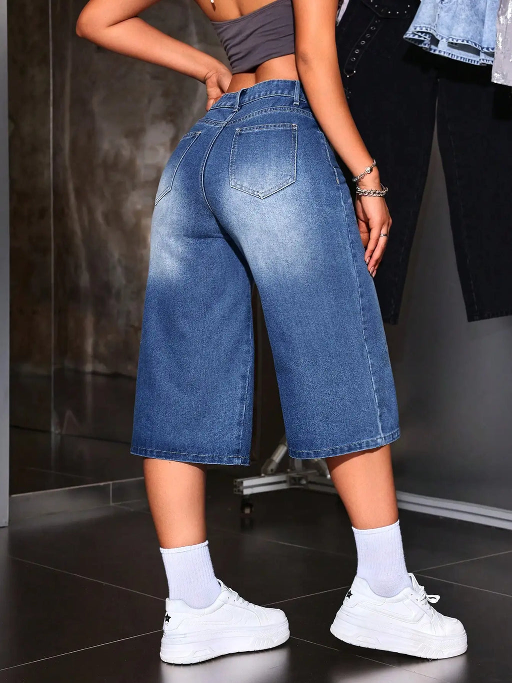 American Retro Hot Girl Style Distressed Fleece Hem Jeans Mid-Thigh Pants, Must-Have Streetwear, High Waist Loose-Fitting Casual