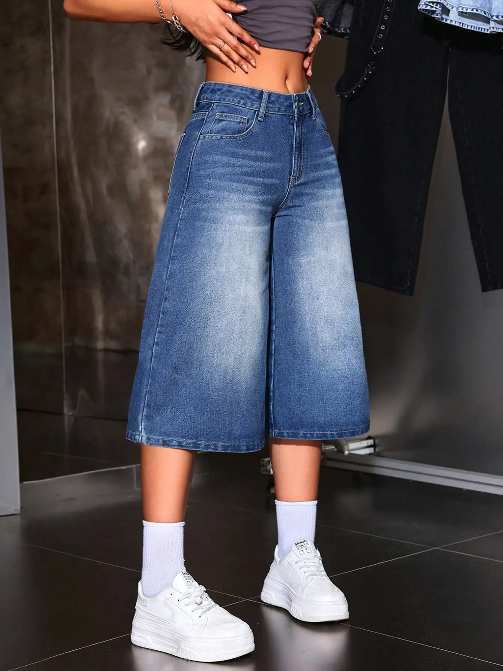 American Retro Hot Girl Style Distressed Fleece Hem Jeans Mid-Thigh Pants, Must-Have Streetwear, High Waist Loose-Fitting Casual