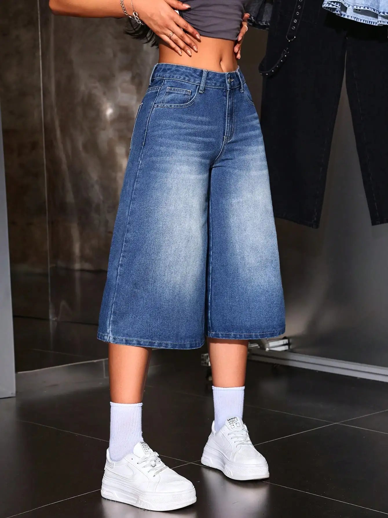 American Retro Hot Girl Style Distressed Fleece Hem Jeans Mid-Thigh Pants, Must-Have Streetwear, High Waist Loose-Fitting Casual